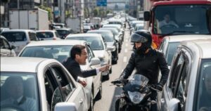 バイクの左から追い抜きは危険？違反と事故リスクを解説