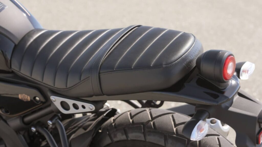 購入前に知りたいXSR155の足つき